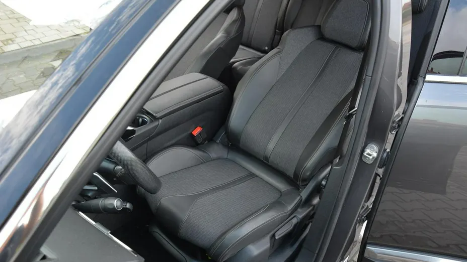 PEUGEOT 5008 -