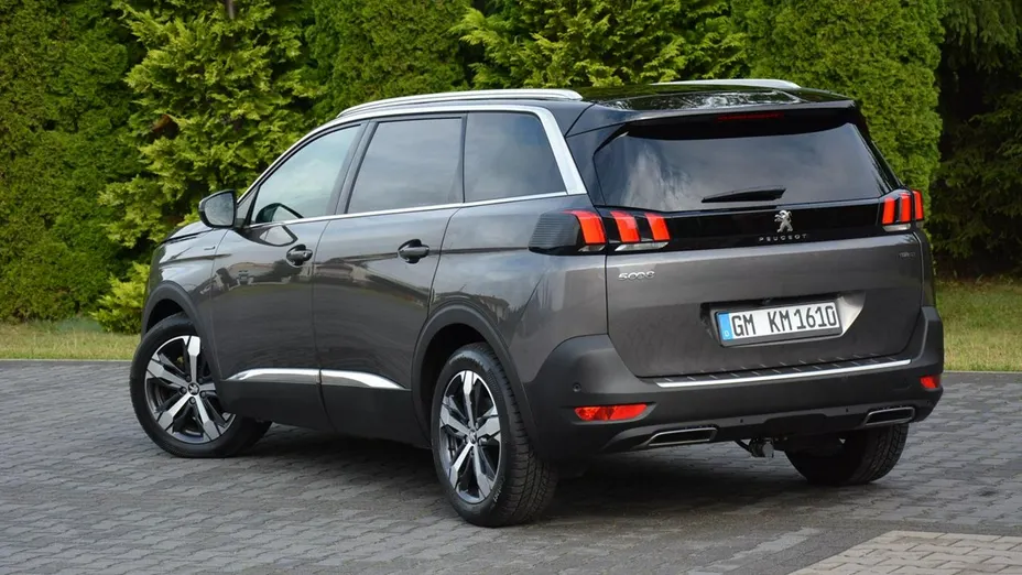 PEUGEOT 5008 -