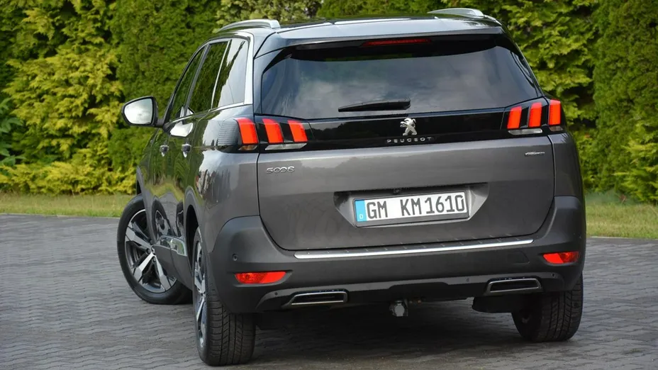 PEUGEOT 5008 -