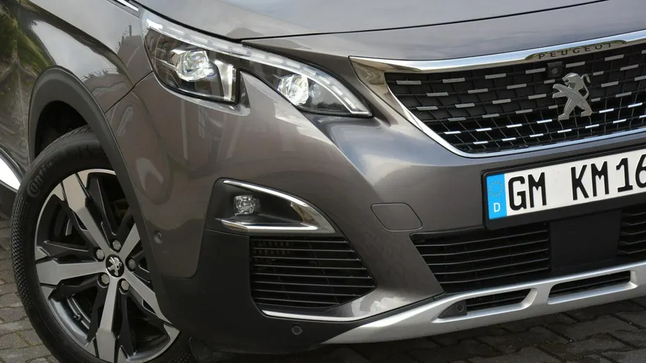PEUGEOT 5008 -