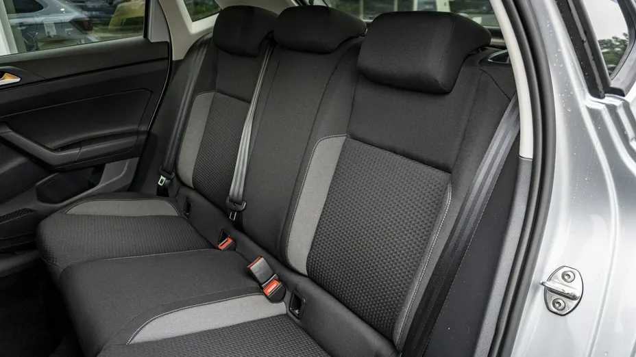 VOLKSWAGEN Polo -