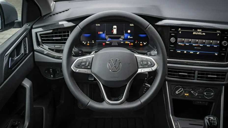 VOLKSWAGEN Polo -