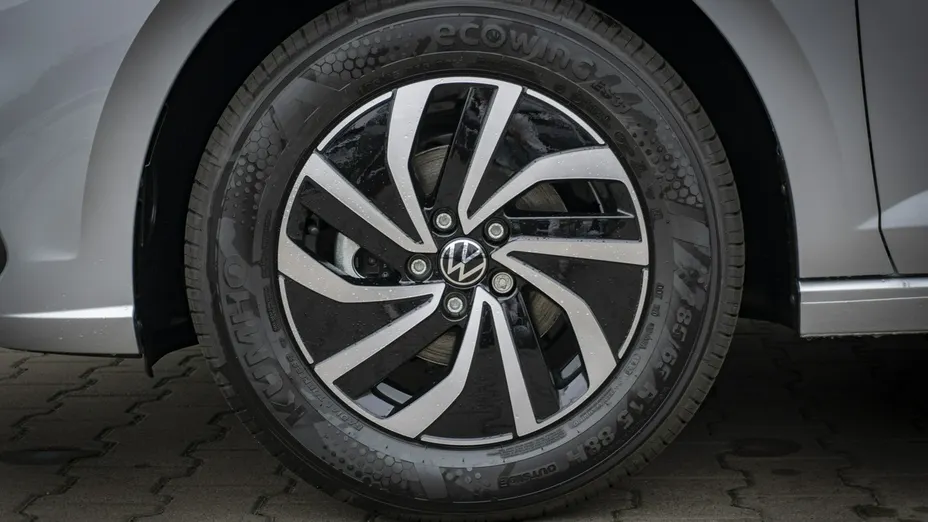 VOLKSWAGEN Polo -