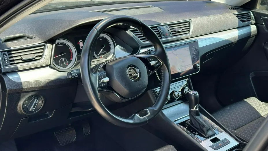 SKODA Superb -
