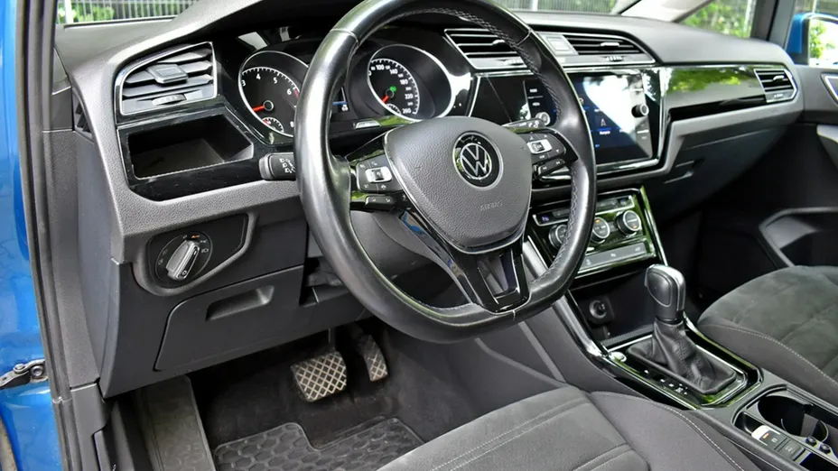 VOLKSWAGEN Touran -