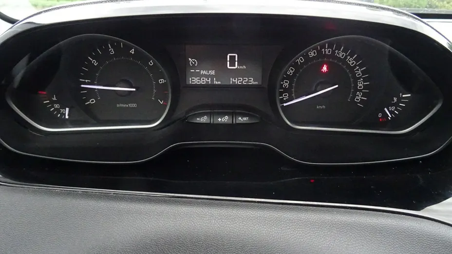 PEUGEOT 208 -