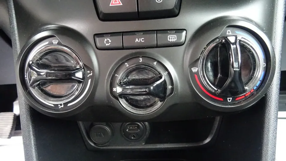 PEUGEOT 208 -