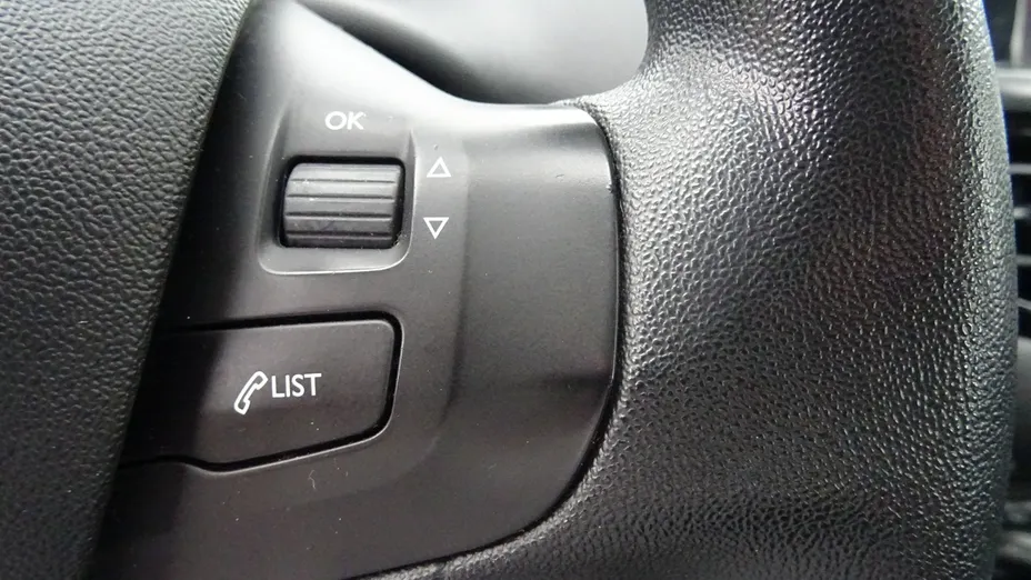 PEUGEOT 208 -
