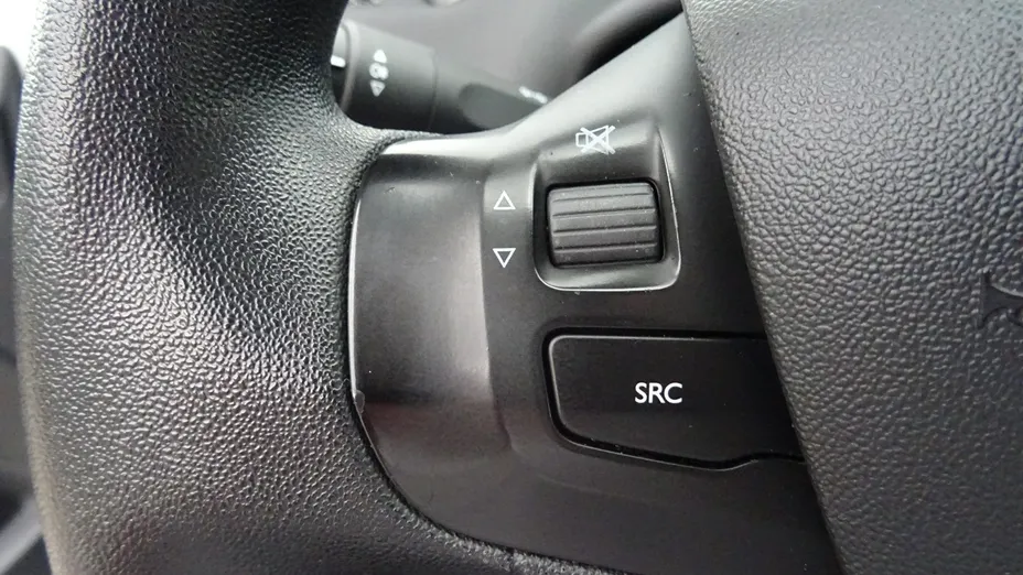 PEUGEOT 208 -