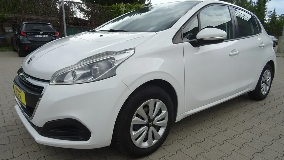 PEUGEOT 208 -