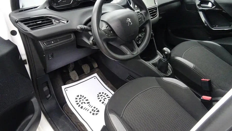 PEUGEOT 208 -