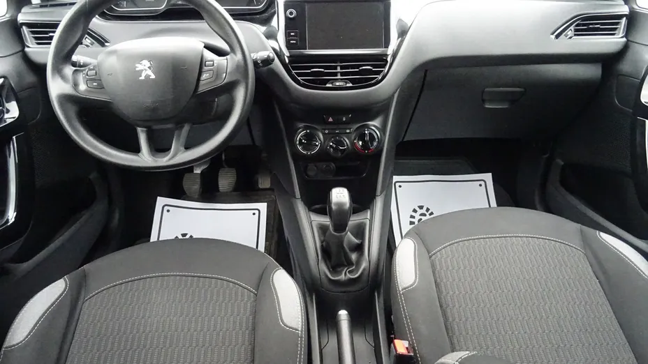 PEUGEOT 208 -