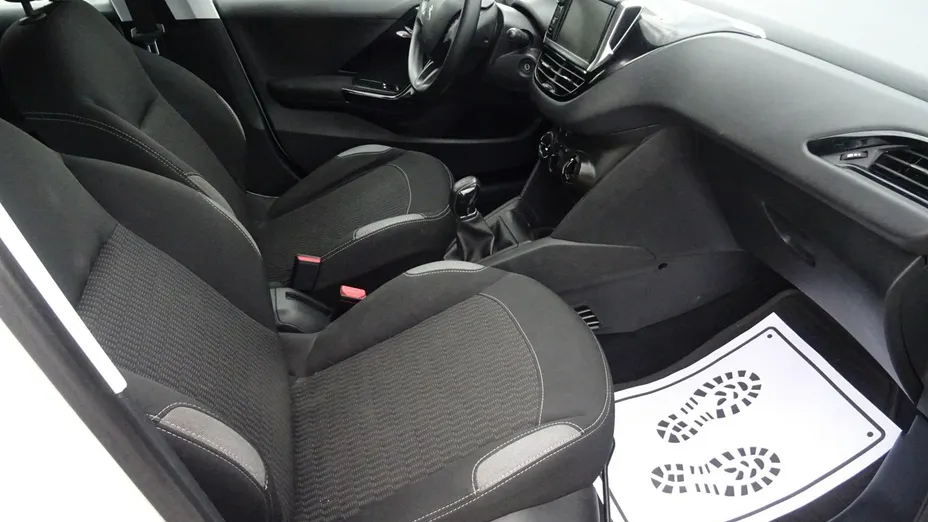 PEUGEOT 208 -
