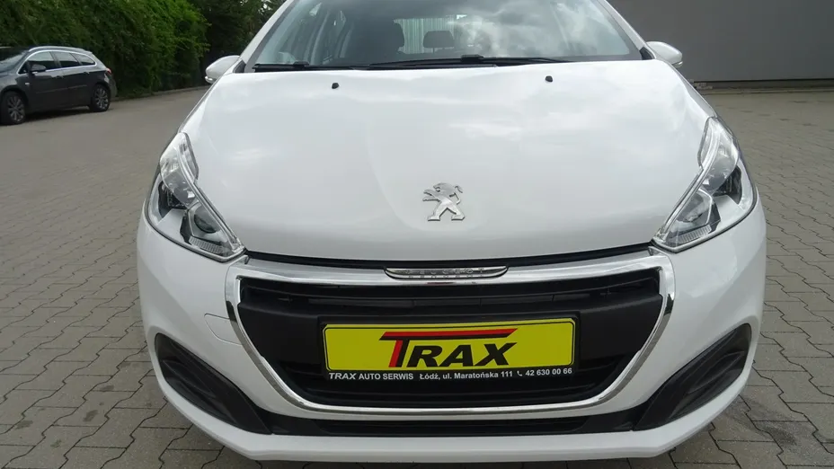 PEUGEOT 208 -