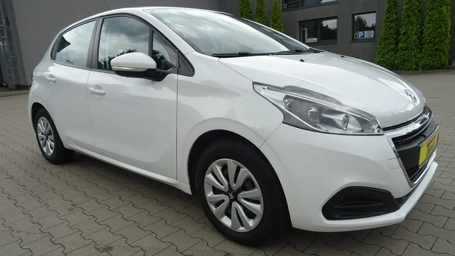PEUGEOT 208 -