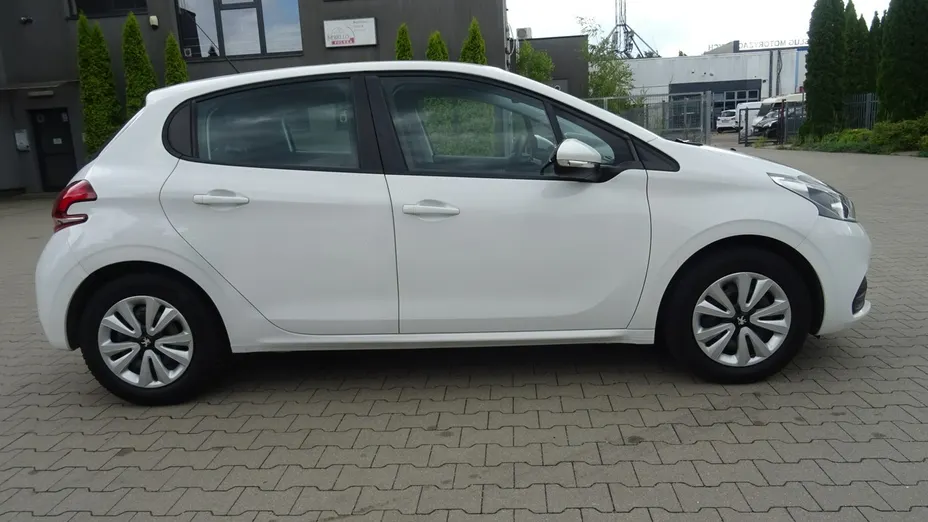 PEUGEOT 208 -