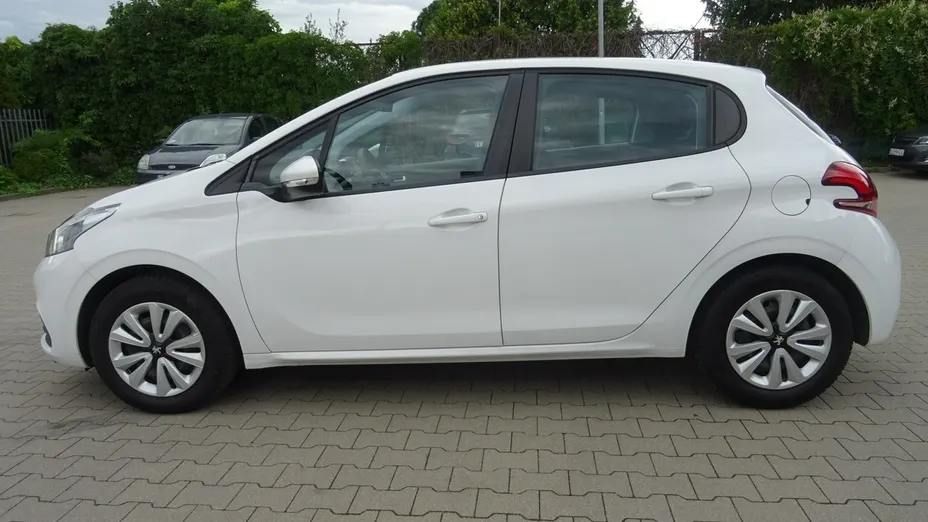 PEUGEOT 208 -