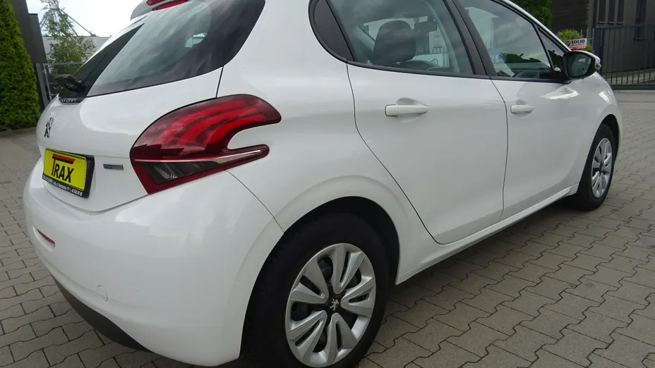 PEUGEOT 208 -