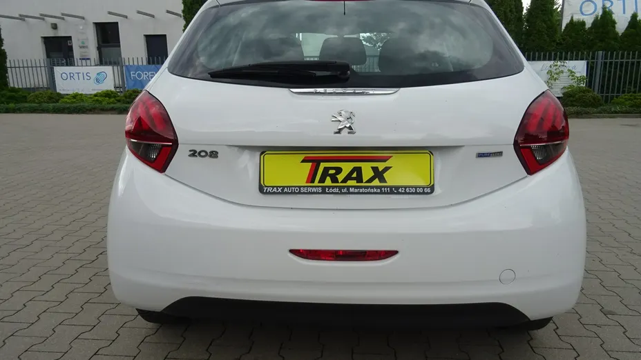 PEUGEOT 208 -