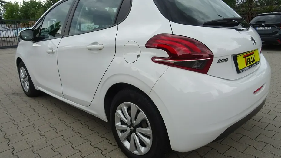 PEUGEOT 208 -