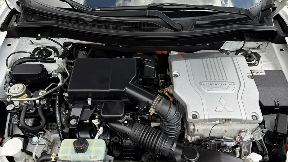 MITSUBISHI Outlander -