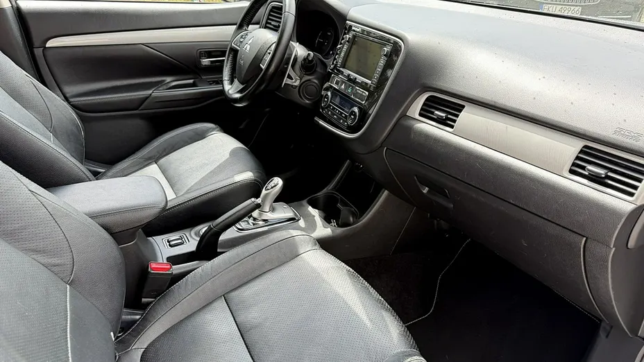 MITSUBISHI Outlander -