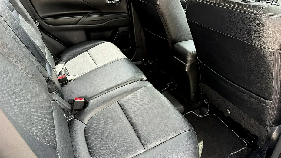 MITSUBISHI Outlander -