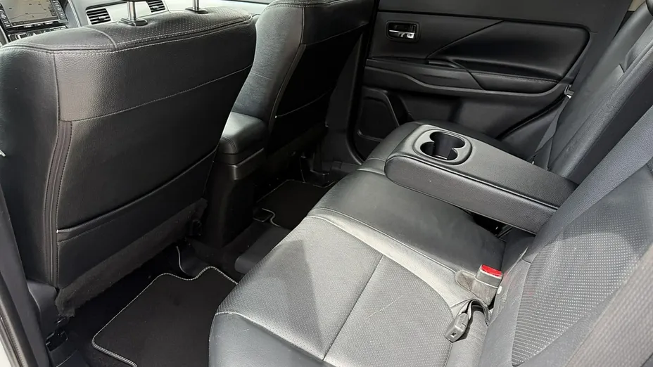 MITSUBISHI Outlander -