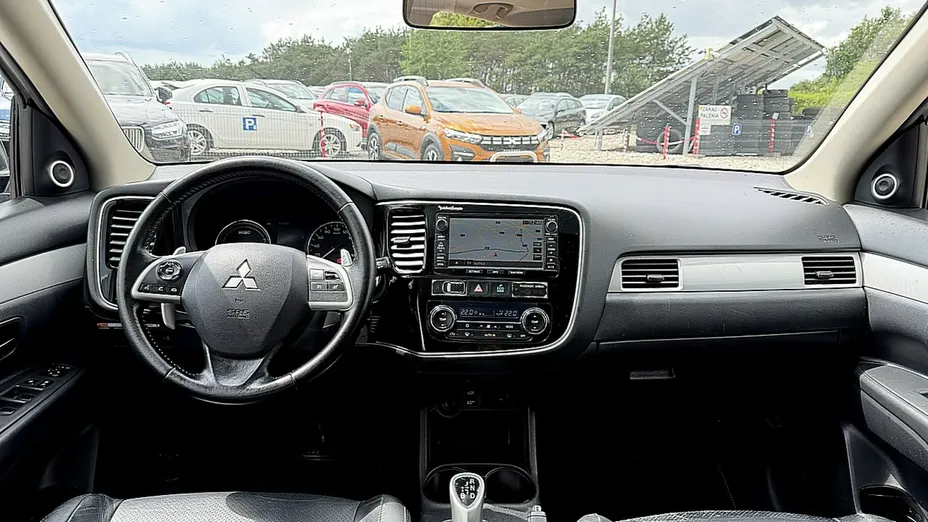 MITSUBISHI Outlander -