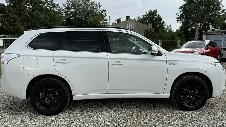 MITSUBISHI Outlander -