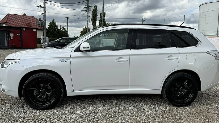 MITSUBISHI Outlander -