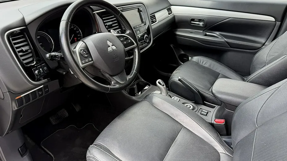 MITSUBISHI Outlander -