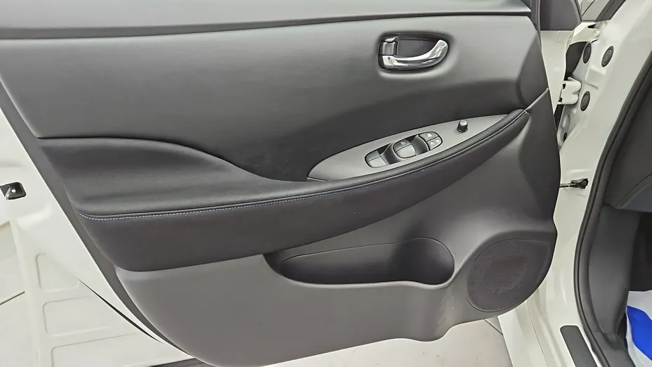 NISSAN Leaf -