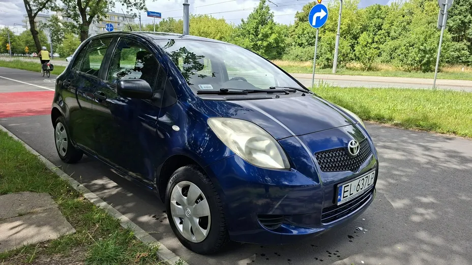 TOYOTA Yaris -