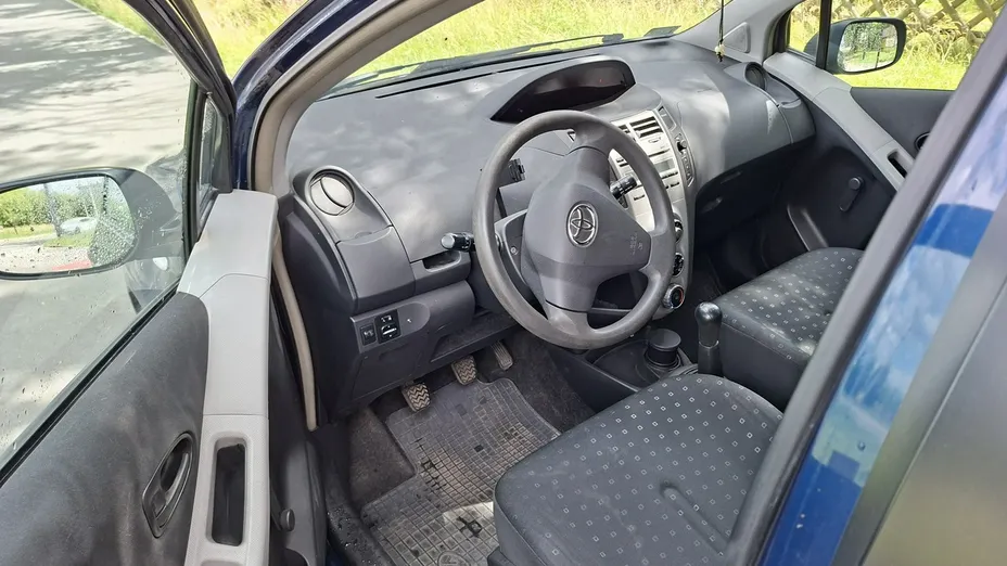 TOYOTA Yaris -