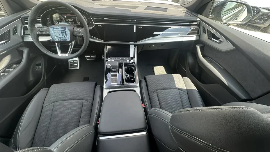 AUDI Q8 -