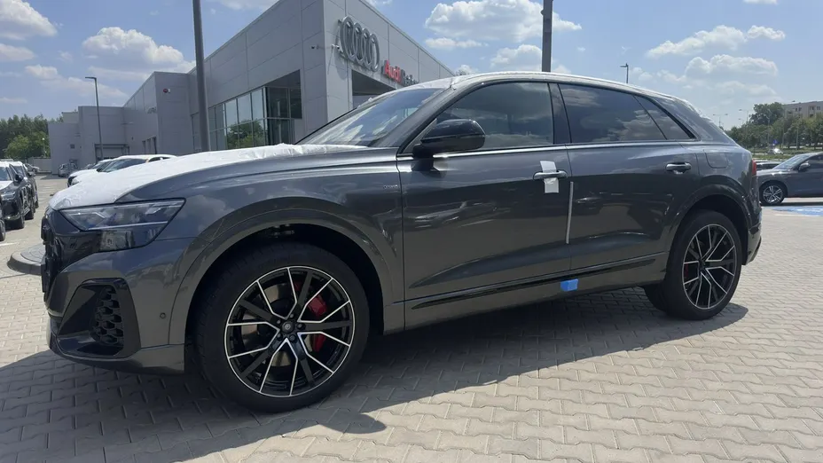 AUDI Q8 -