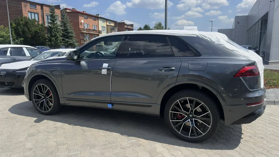 AUDI Q8 -