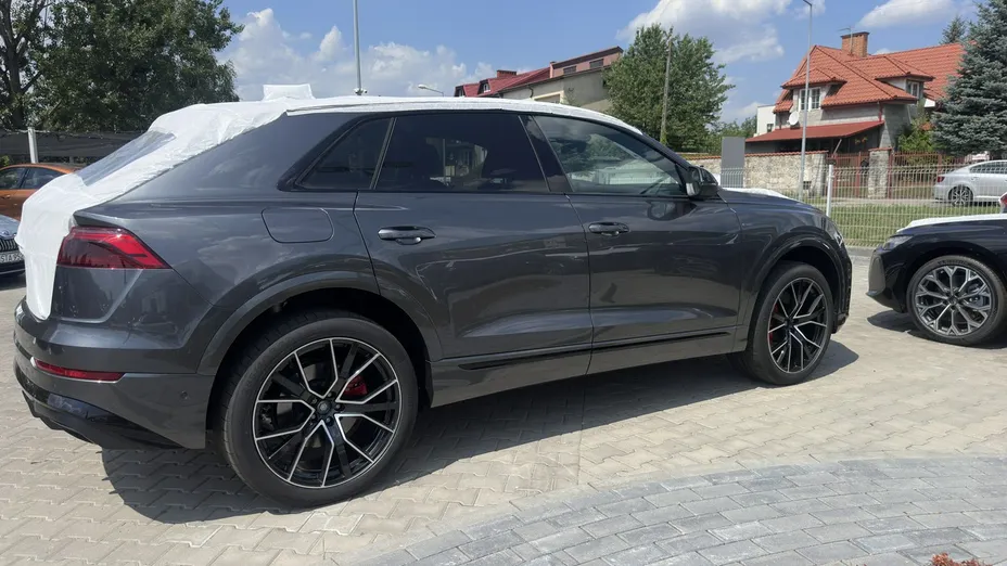 AUDI Q8 -