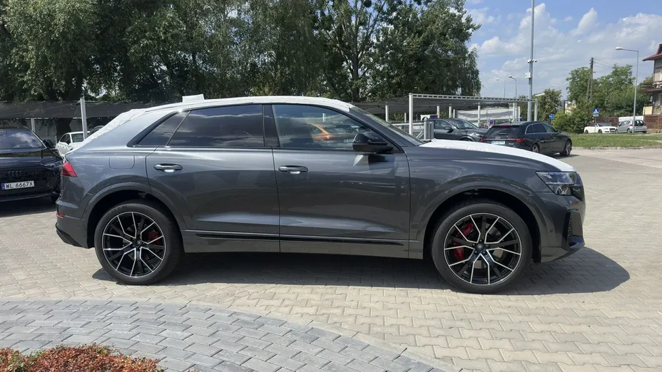 AUDI Q8 -