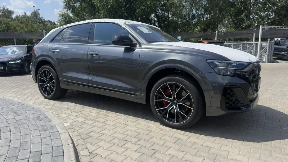 AUDI Q8 -