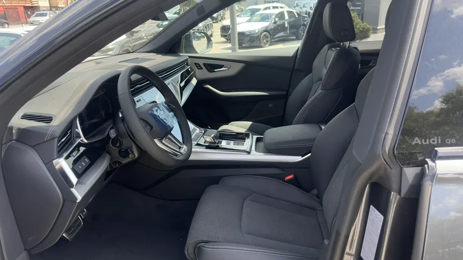 AUDI Q8 -