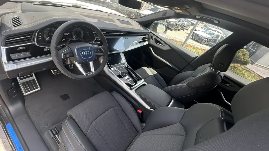 AUDI Q8 -
