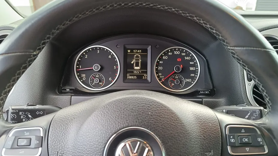 VOLKSWAGEN Tiguan -