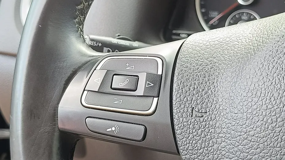 VOLKSWAGEN Tiguan -