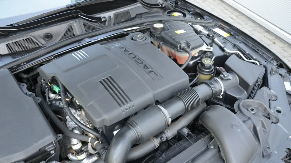 JAGUAR XF -