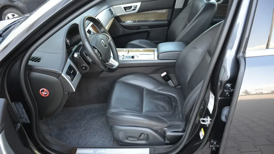 JAGUAR XF -