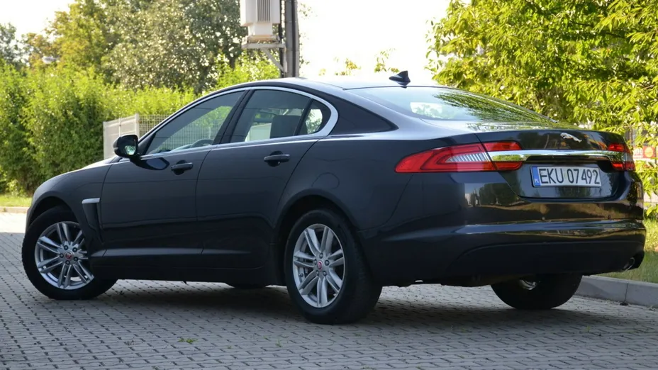 JAGUAR XF -