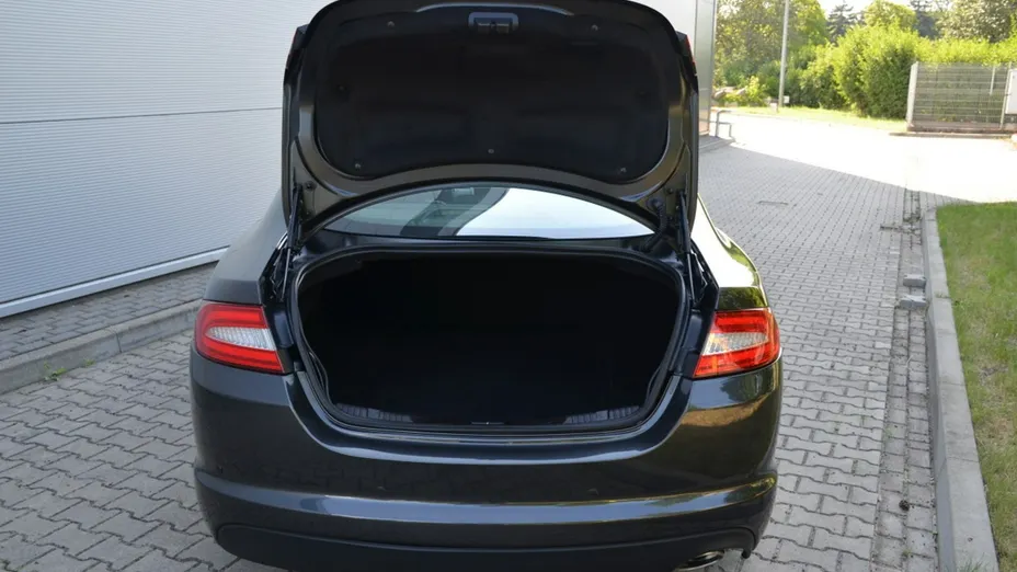 JAGUAR XF -