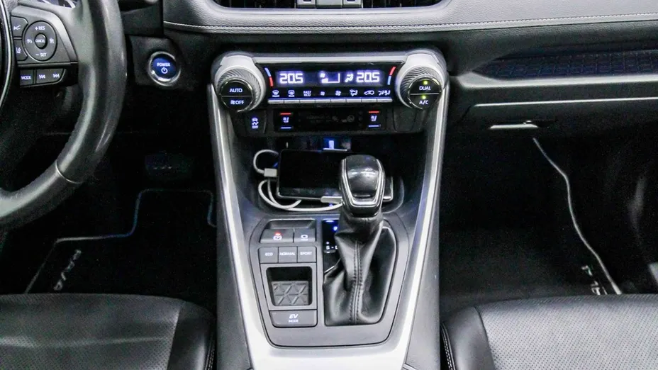 TOYOTA RAV4 -